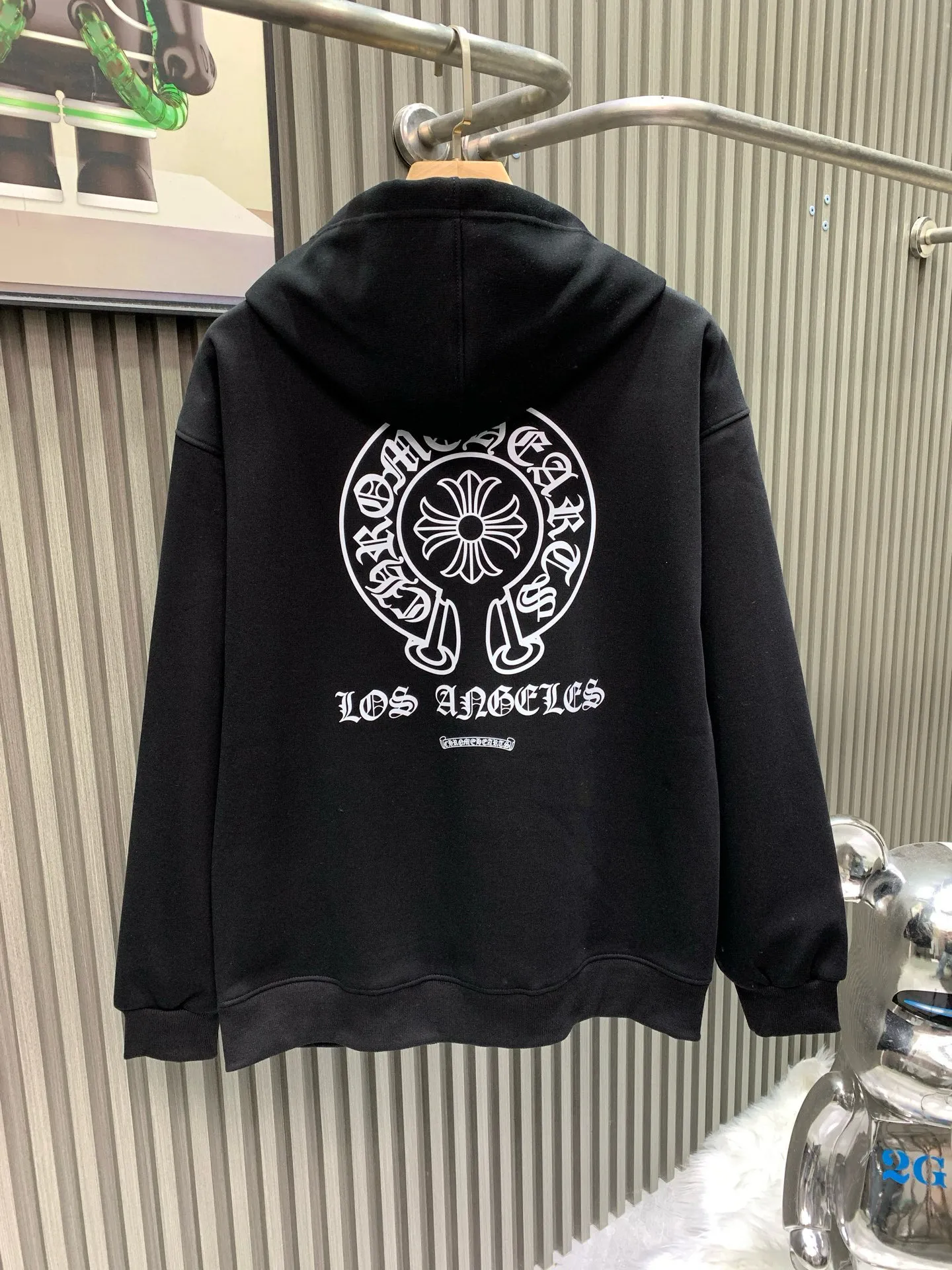 🅿️300 🀄️ Chrome Hearts Chrome Hearts Chrome New York City limited zipper jacket. Purchased and developed on the official website at 7999. 400 grams of pure cotton➕silver fox velvet. The fabric is made of 400 grams of thin velvet coarse fish scale fabric. The printing is based on the original version and is printed with hand glue. The finished product is brushed and washed to shape. It feels excellent. Real antique silver and aged chain heads. The overall routing is straight and delicate. The fabric is comfortable and soft. The color is consistent and has no color difference. Can be matched with the same style to create a fashionable look, suitable for various occasions. Customized accessories. Complete with three standards. Same style for men and women.